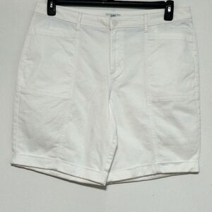 Women White Shorts / Size 18